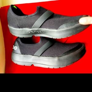 Oofos OOMG EEZEE low shoe